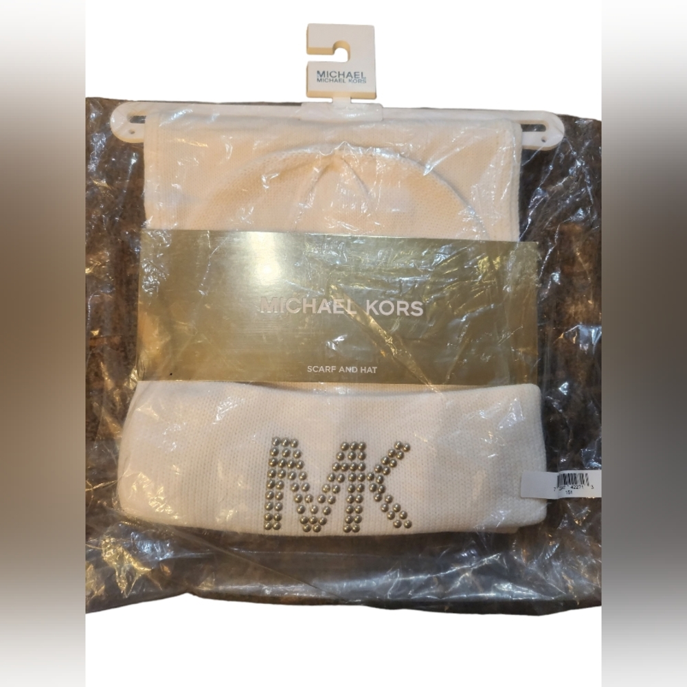 NWT Michael Kors 2pc knit hat and scarf set light cream color